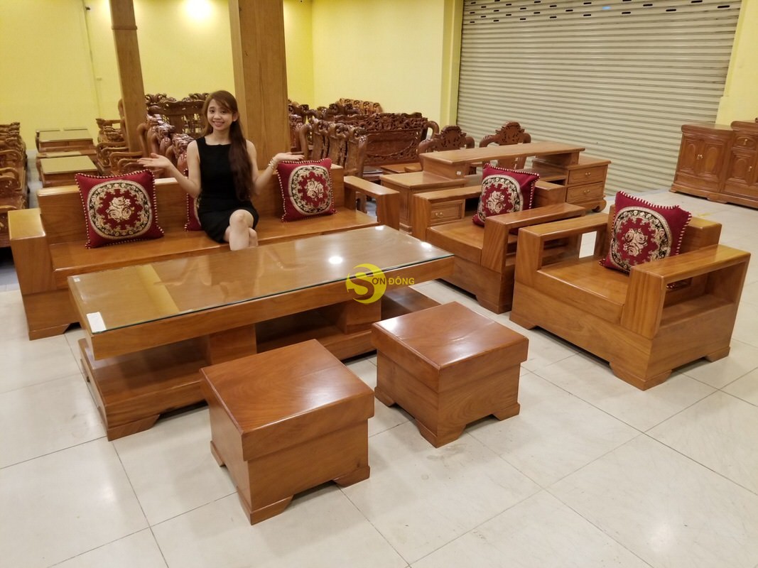 Bộ sofa kiểu Nhật gồm ghế và bàn được thiết kế từ gỗ gõ đỏ cao cấp, mang đến cho người sử dụng cảm giác sang trọng và đầy phong cách. Thiết kế đơn giản, tinh tế tạo nên nét đẹp độc đáo và góp phần làm nên sự nổi bật cho không gian sống.