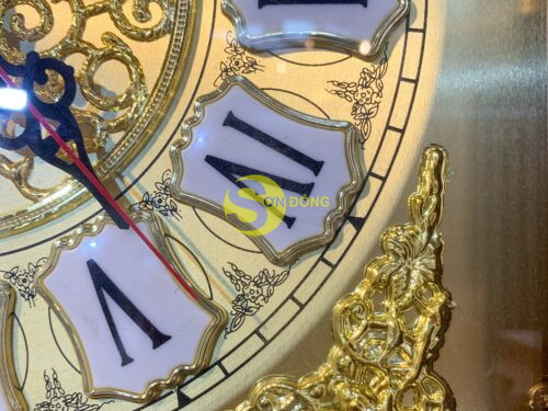 Dong ho thap hoang gia go Cam Lai 9