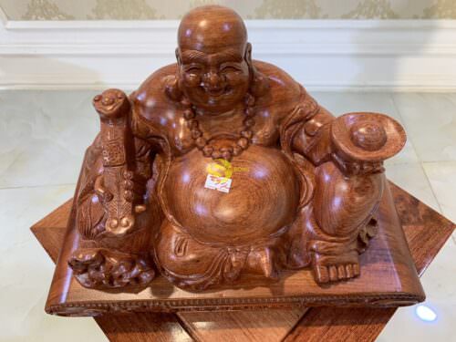 Di lặc ngồi cầm thẻ ngọc gỗ hương 40 DL054 - Hình ảnh 6