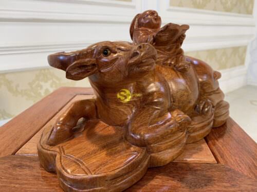 Tượng chú tiểu chăn trâu đọc sách gỗ hương ngang 30  LVT01 - Ảnh 5