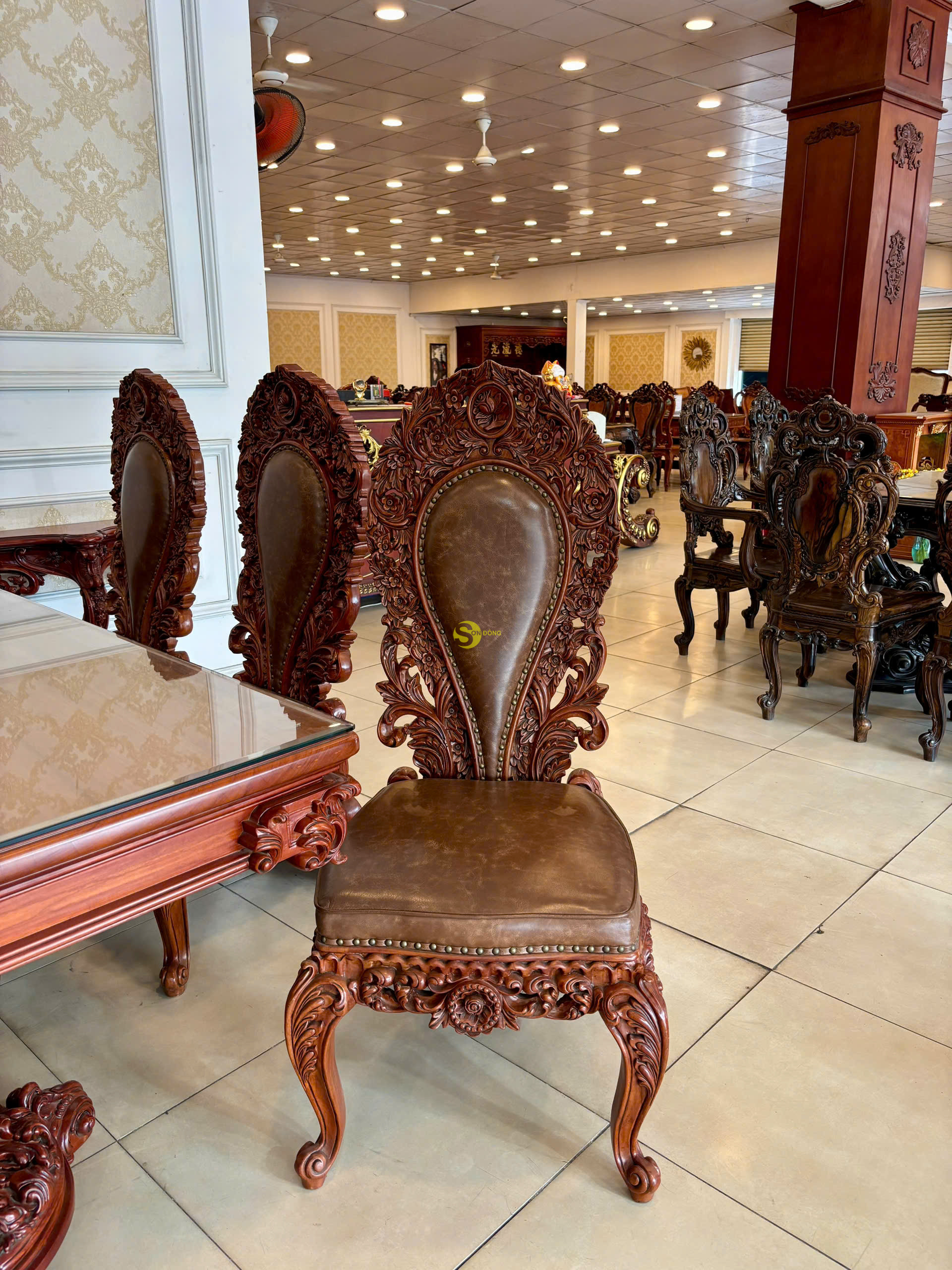 Bộ bàn ăn Hoàng Gia Louis Fidia Mặt liền BA0291 + 6 ghế GA088B 9 Bộ bàn ăn Hoàng Gia Louis Fidia Mặt liền BA0291 + 6 ghế GA088B - Ảnh 9