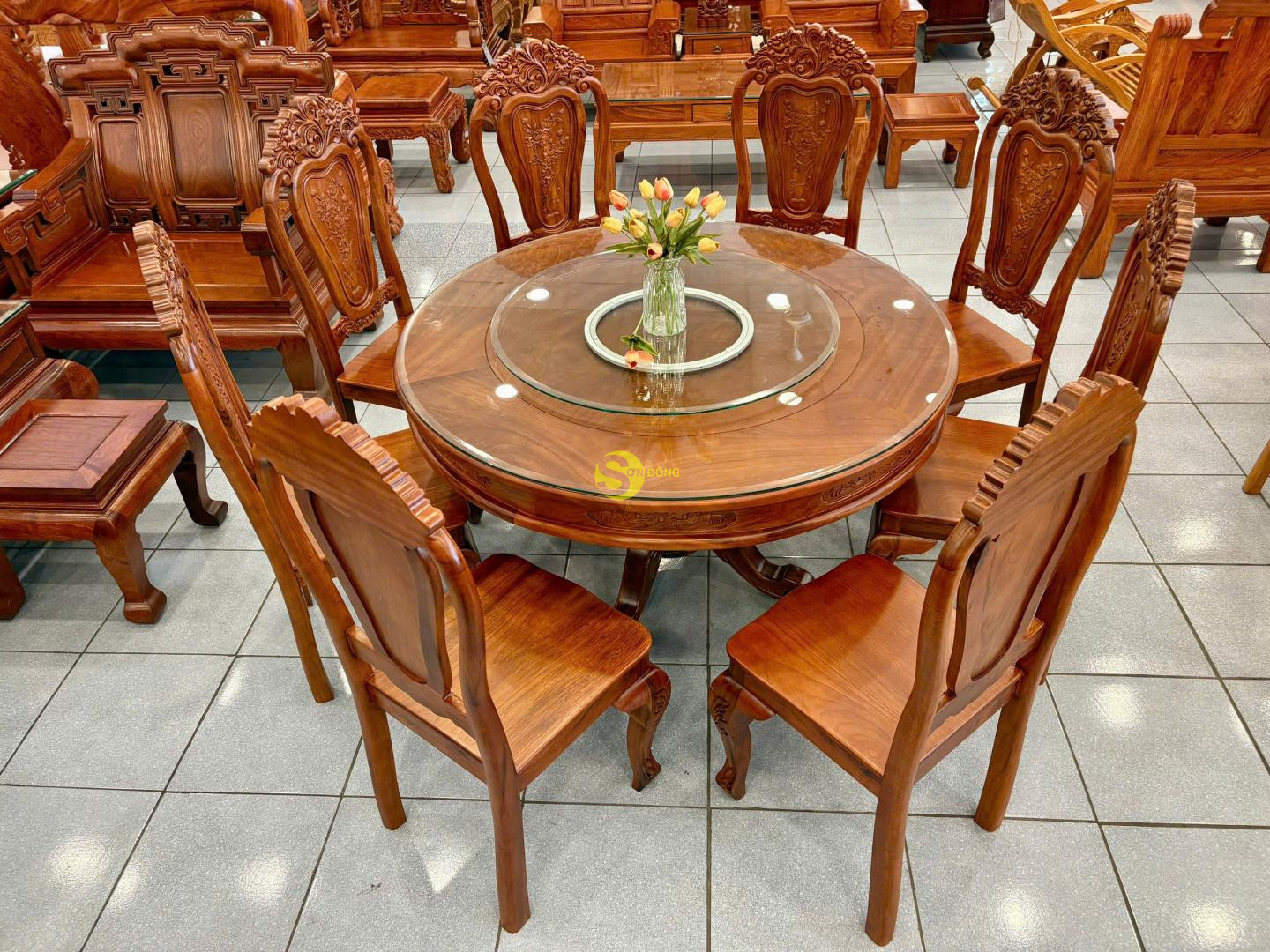 Bộ bàn ăn căm xe mặt gõ 8 ghế tựa hoa lá tây bàn tròn BBA1349T