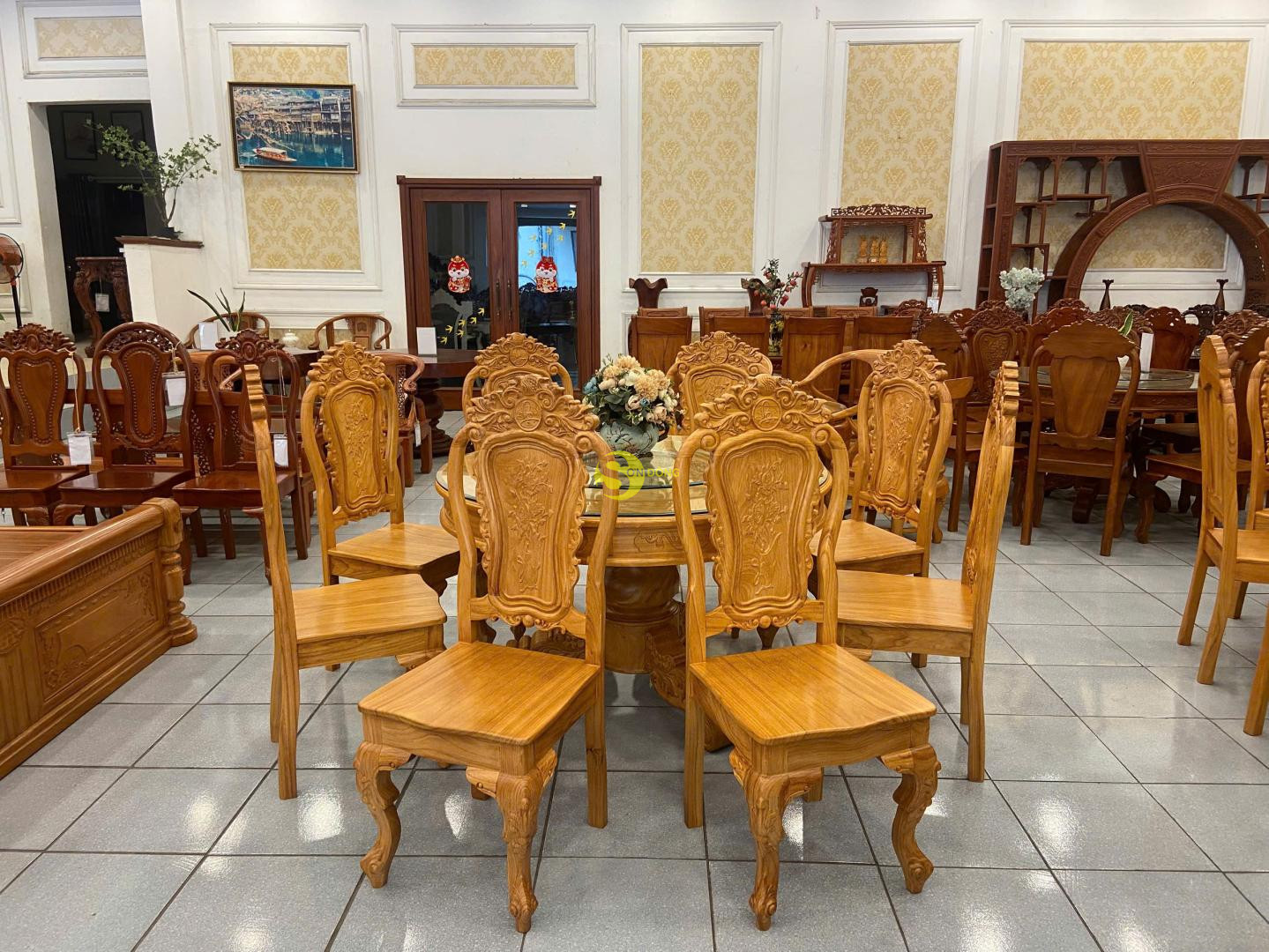 Bộ bàn ăn gõ đỏ 8 ghế chữ lộc chạm tựa hoa lá tây bàn tròn BBA2230T