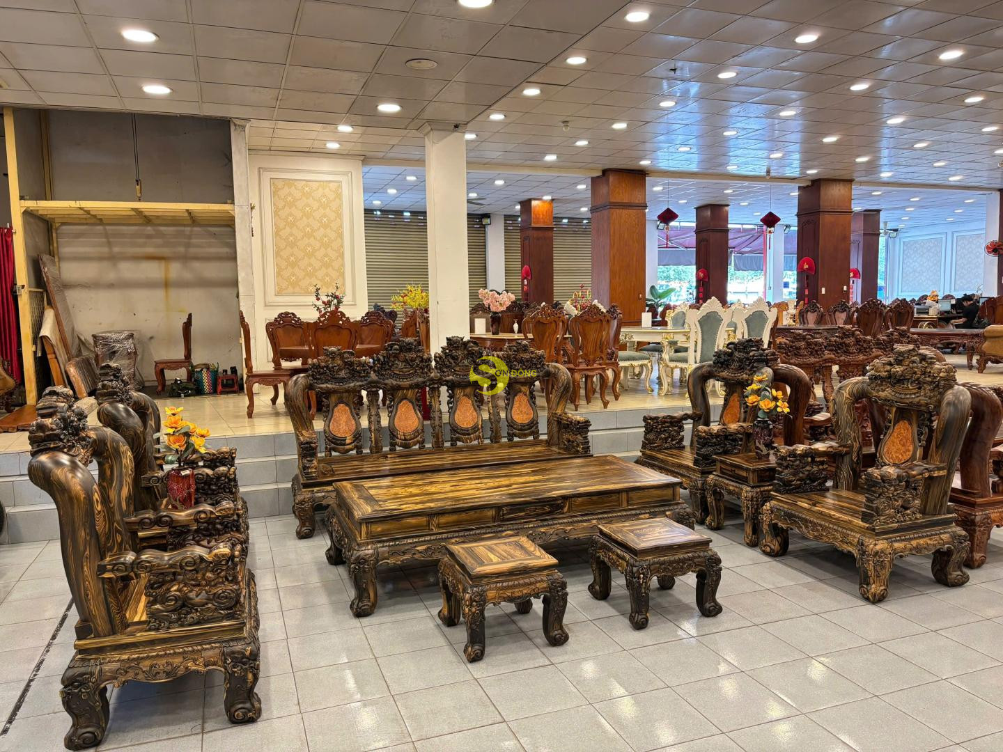 Bộ bàn ghế nghê đỉnh cột 16, 10 món gỗ mun sọc - BBG559