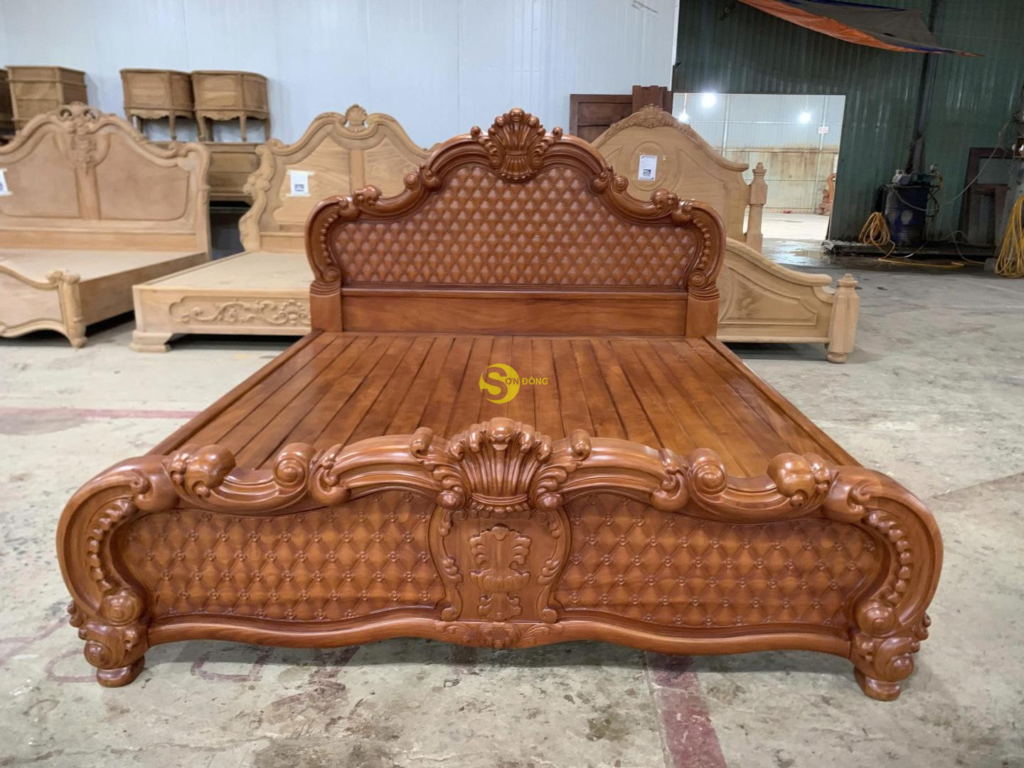 Giường ngủ lá tây cổ điển mẫu mới 1m8 x 2m - GN123P