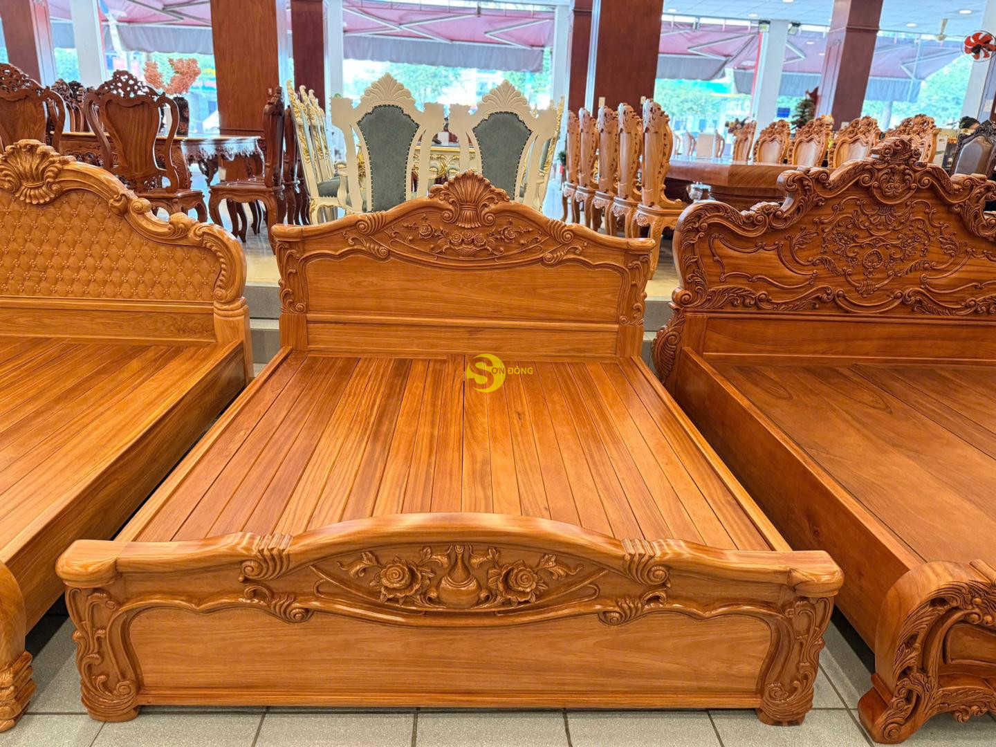 Giường ngủ cổ điển hoa hồng Gõ Đỏ 1m8 x 2m - GN230