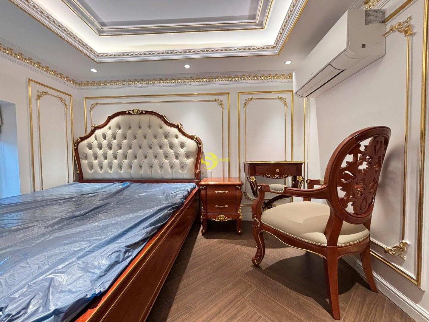 Giường ngủ gõ đỏ bọc đệm 1m6 x 2m dát vàng - GN232