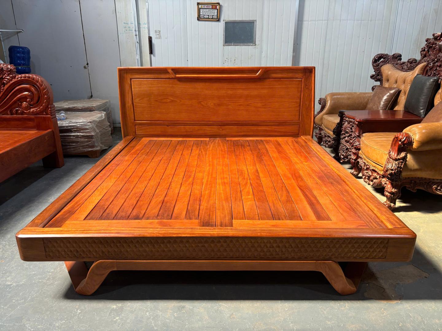 Giường ngủ chân thuyền gỗ gõ đỏ 1,8x2m - GN235