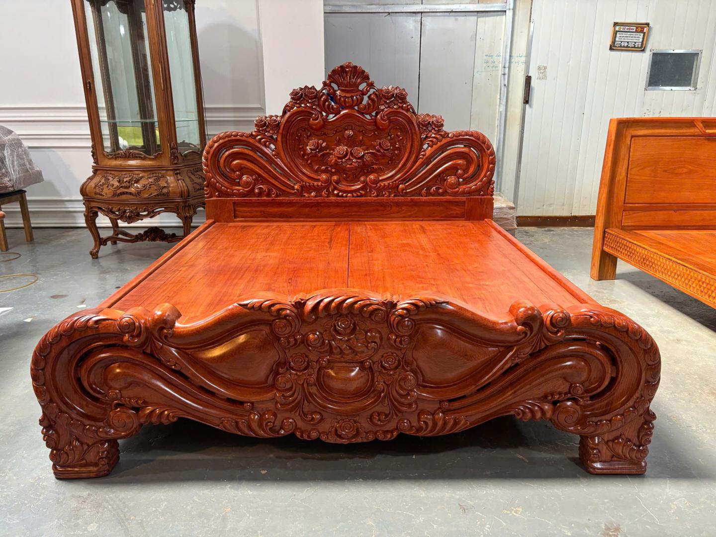 Giường ngủ cổ điển hoa hồng gỗ hương đá 1,8 x 2m - GN300
