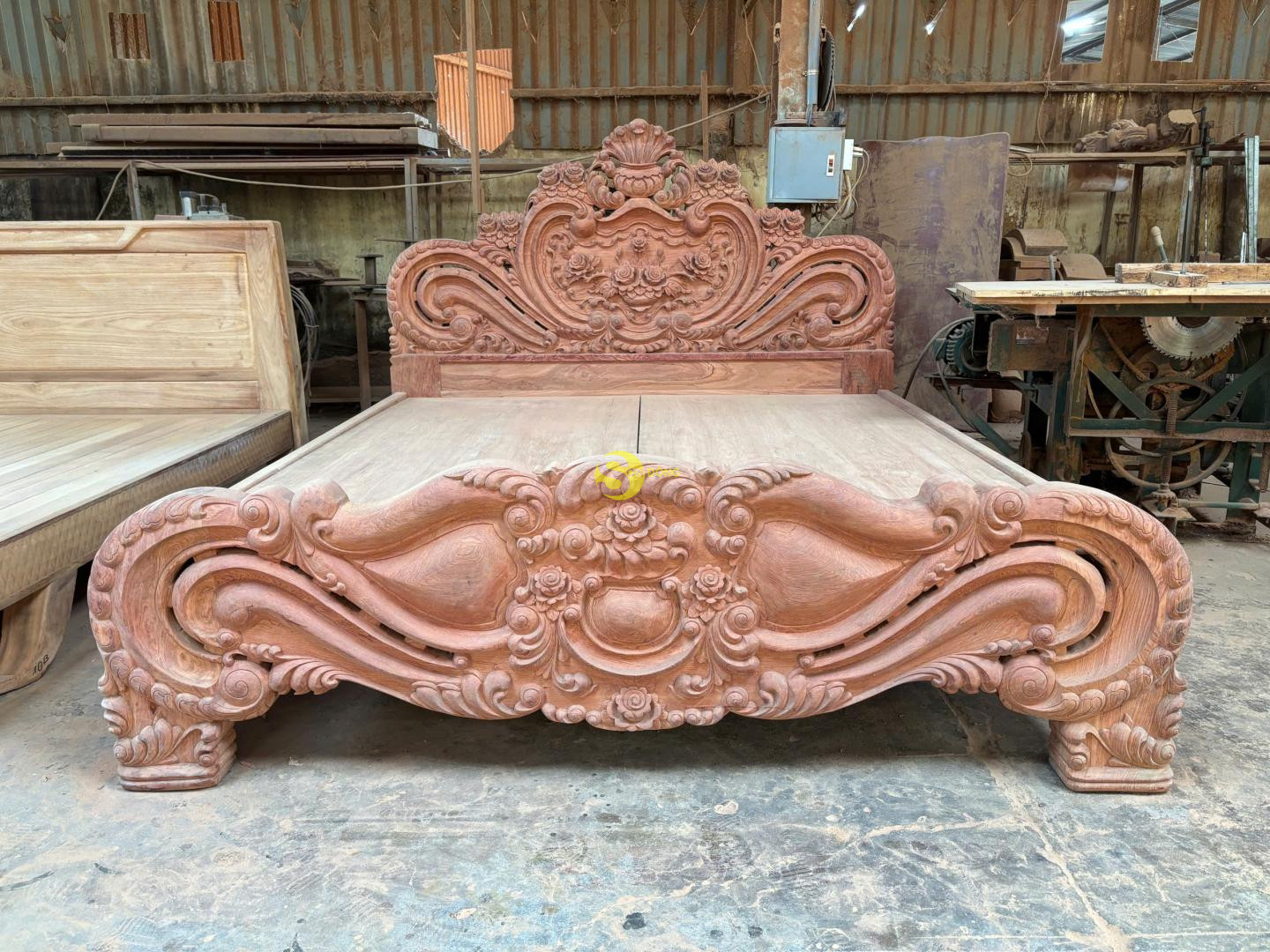 Giường ngủ cổ điển hoa hồng gỗ hương đá 1,8 x 2m -