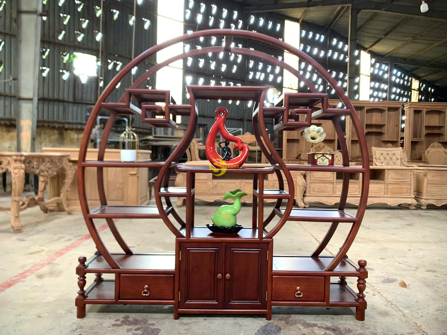 Kệ trang trí khung tròn lục bình gỗ gõ đỏ - KTT201