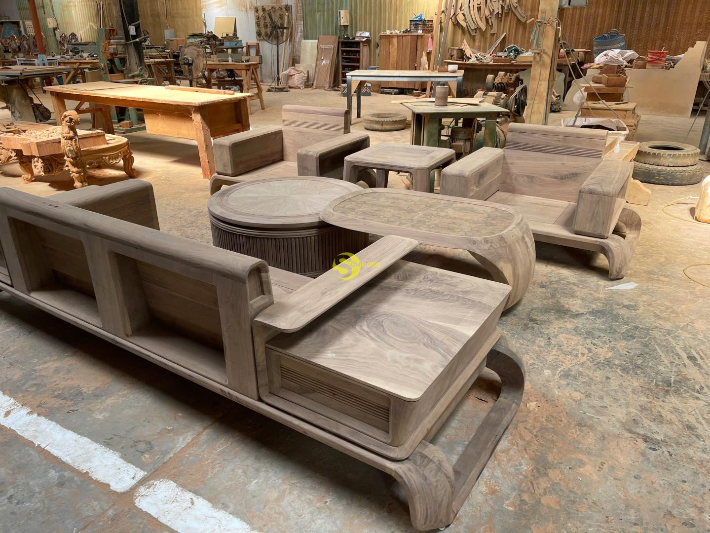 Sofa Gỗ Óc Chó Chân Cong Nghệ Thuật