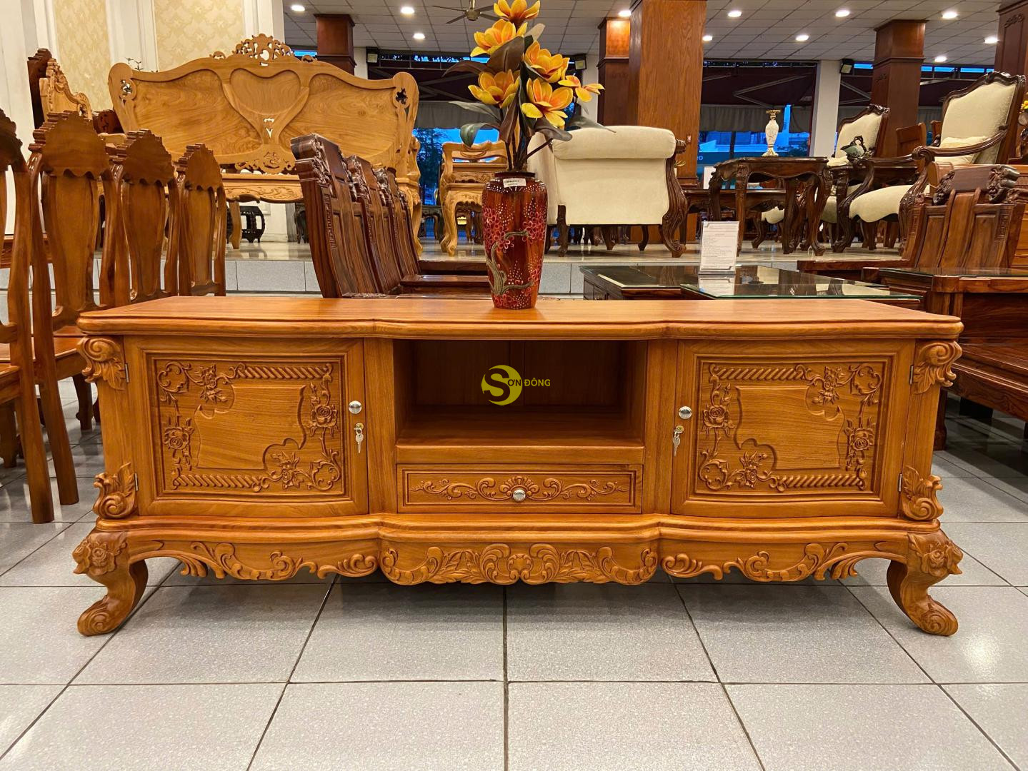 Tủ tivi louis cổ điển 1m8- TTV2202