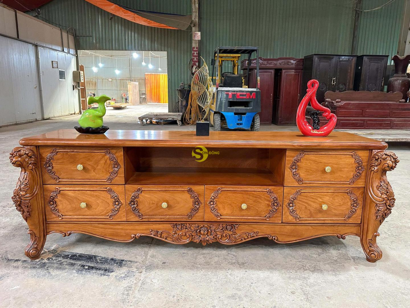 Tủ tivi Louis gõ đỏ 2000mm mặt liền - TTV237