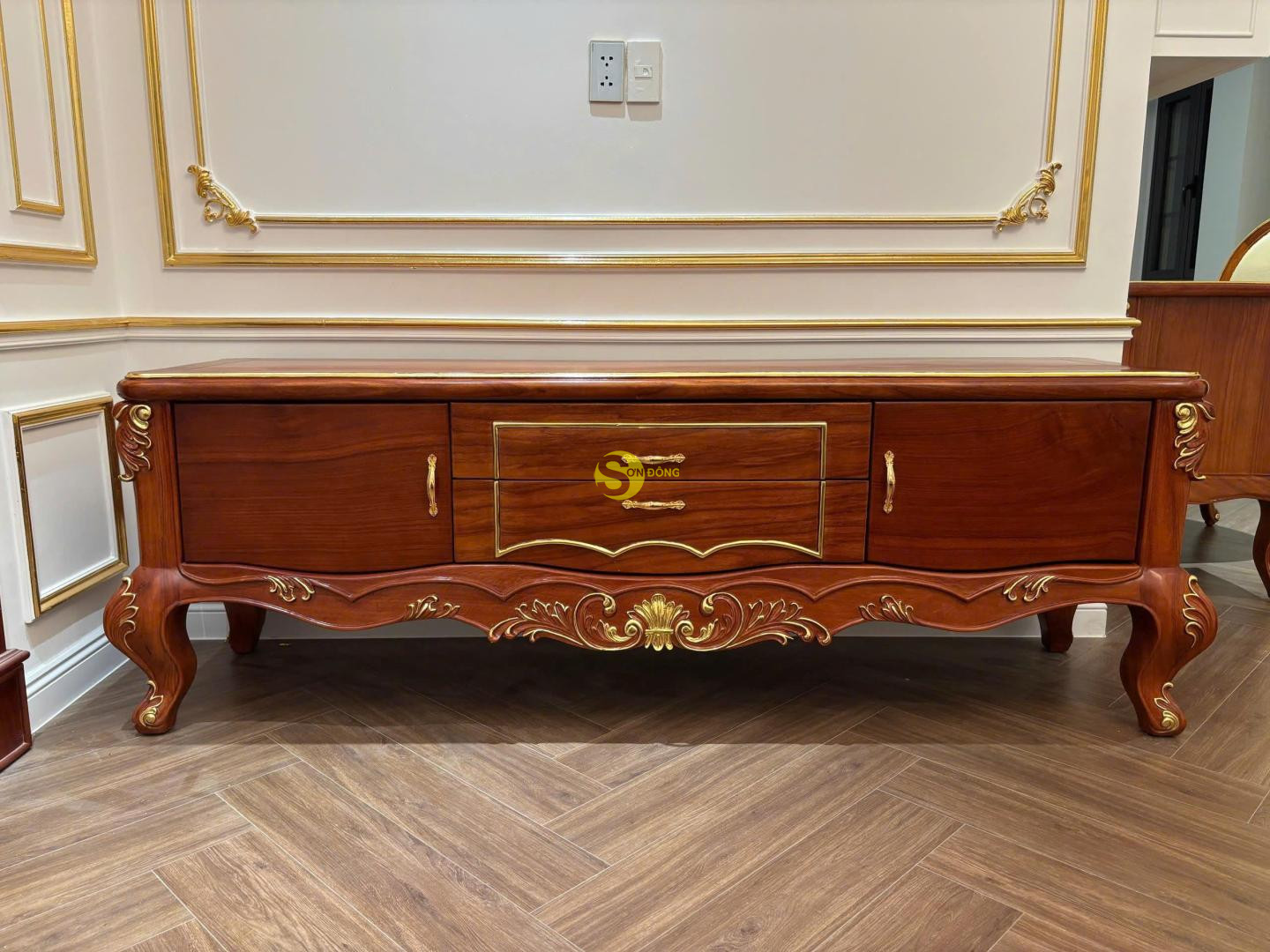 Tủ tivi gõ đỏ 1m87 dát vàng - TTV256