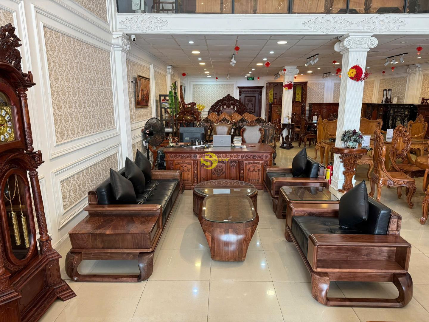 Sofa Gỗ Óc Chó Chân Cong Nghệ Thuật - BBG705